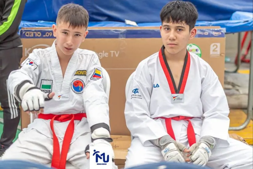 Jóvenes taekwondistas del club en competencia