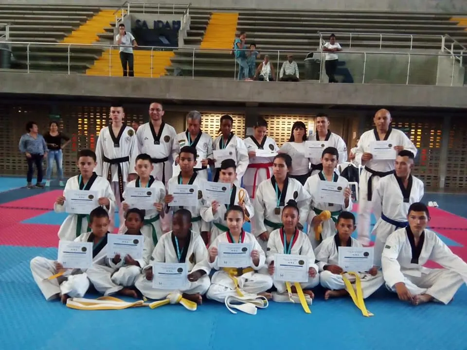 Gran Maestro Renson Quintero Castro junto a estudiantes certificados del Club Master Quint