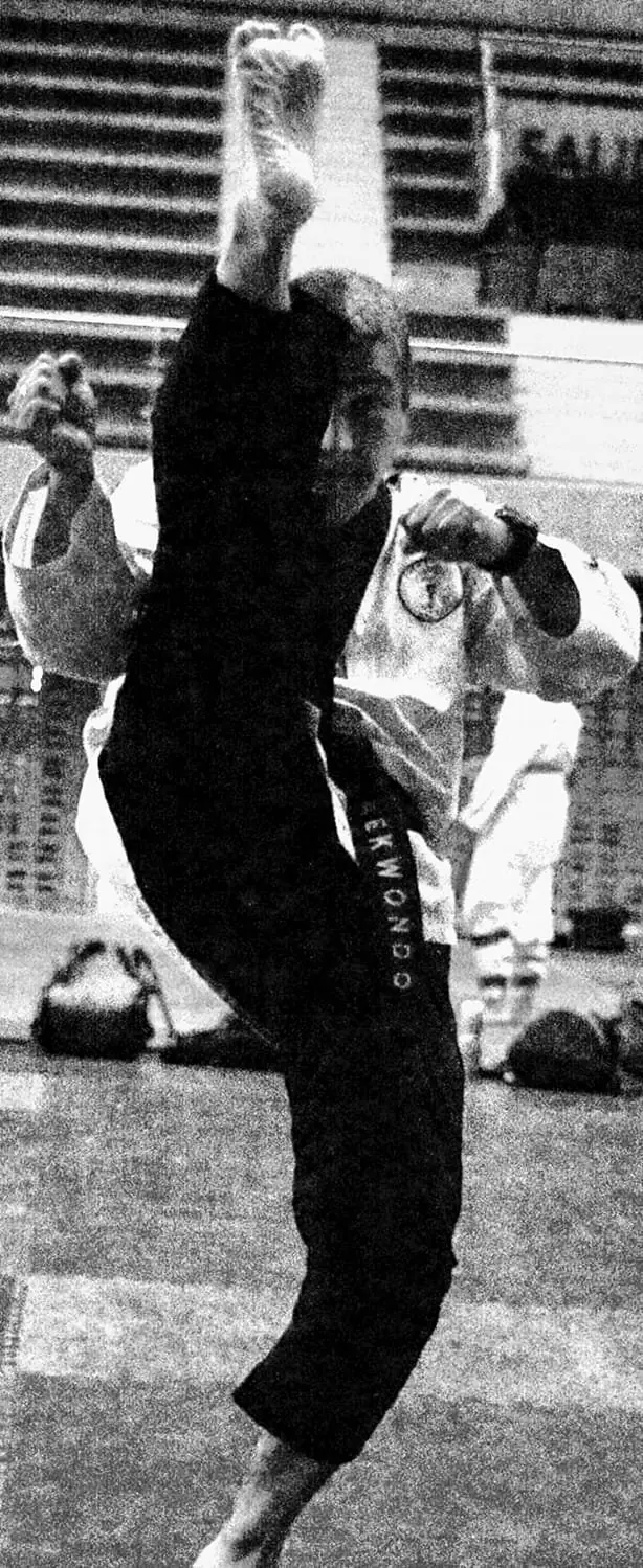 Gran Maestro Renson Quintero Castro ejecutando patada frontal alta