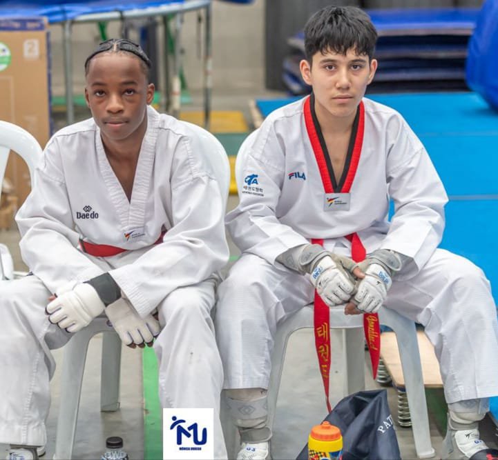 Atletas con cinturón rojo del Club Master Quint en competencia de taekwondo Antioquia con doboks DAEDO
