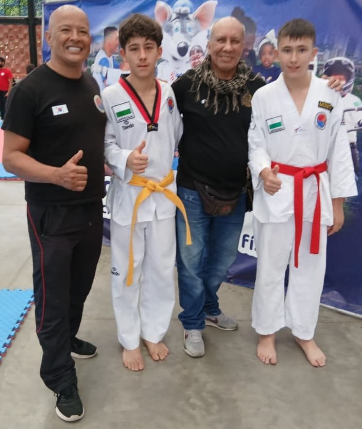Entrenadores y jóvenes taekwondistas del Club Master Quint en competencia de taekwondo Antioquia Colombia