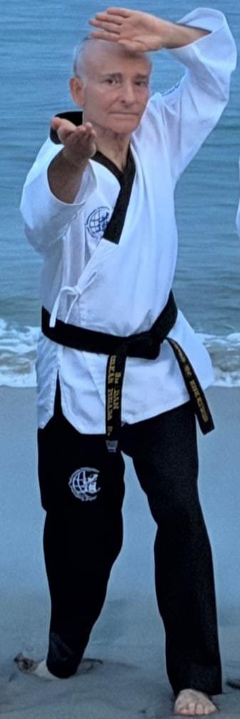 Gran Maestro Oscar Posada practicando poomsae en la playa con cinturón negro — maestro del Gran Maestro Renson Quintero Castro · Club Master Quint Colombia