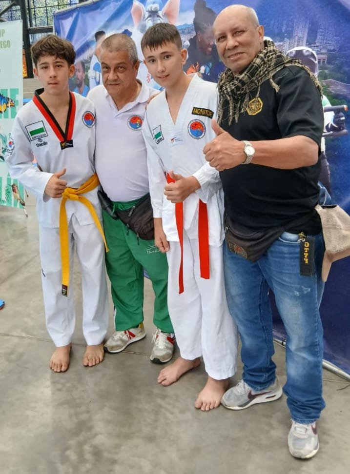 Gran Maestro Renson Quintero Castro con atletas ganadores en competencia de taekwondo — Club Master Quint Colombia