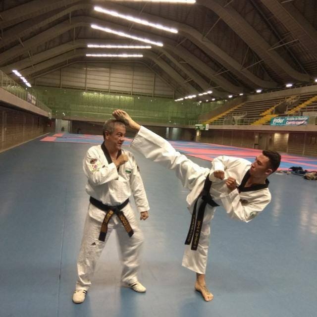 Gran Maestro Renson Quintero Castro 9° Dan Colombia enseñando técnica de patada alta — Club Master Quint Medellín