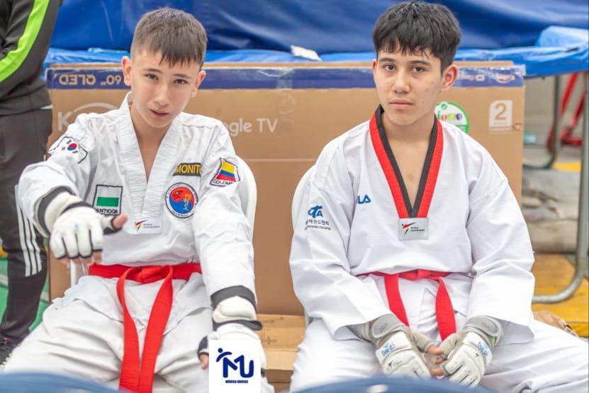 Jóvenes taekwondistas del Club Master Quint en competencia de taekwondo Antioquia Colombia