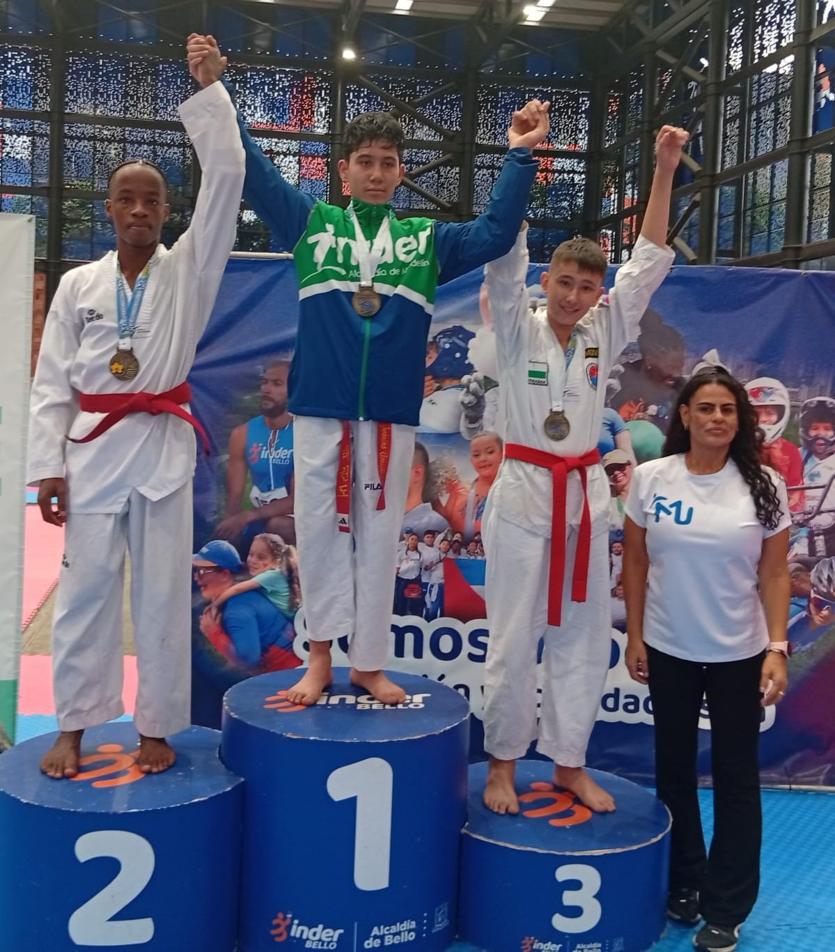 Podio en campeonato de taekwondo cinturón rojo INDER Bello Medellín — atletas Club Master Quint Antioquia