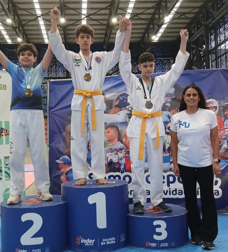 Podio con medallistas en campeonato de taekwondo juvenil INDER Bello Antioquia — alumnos del Club Master Quint Medellín