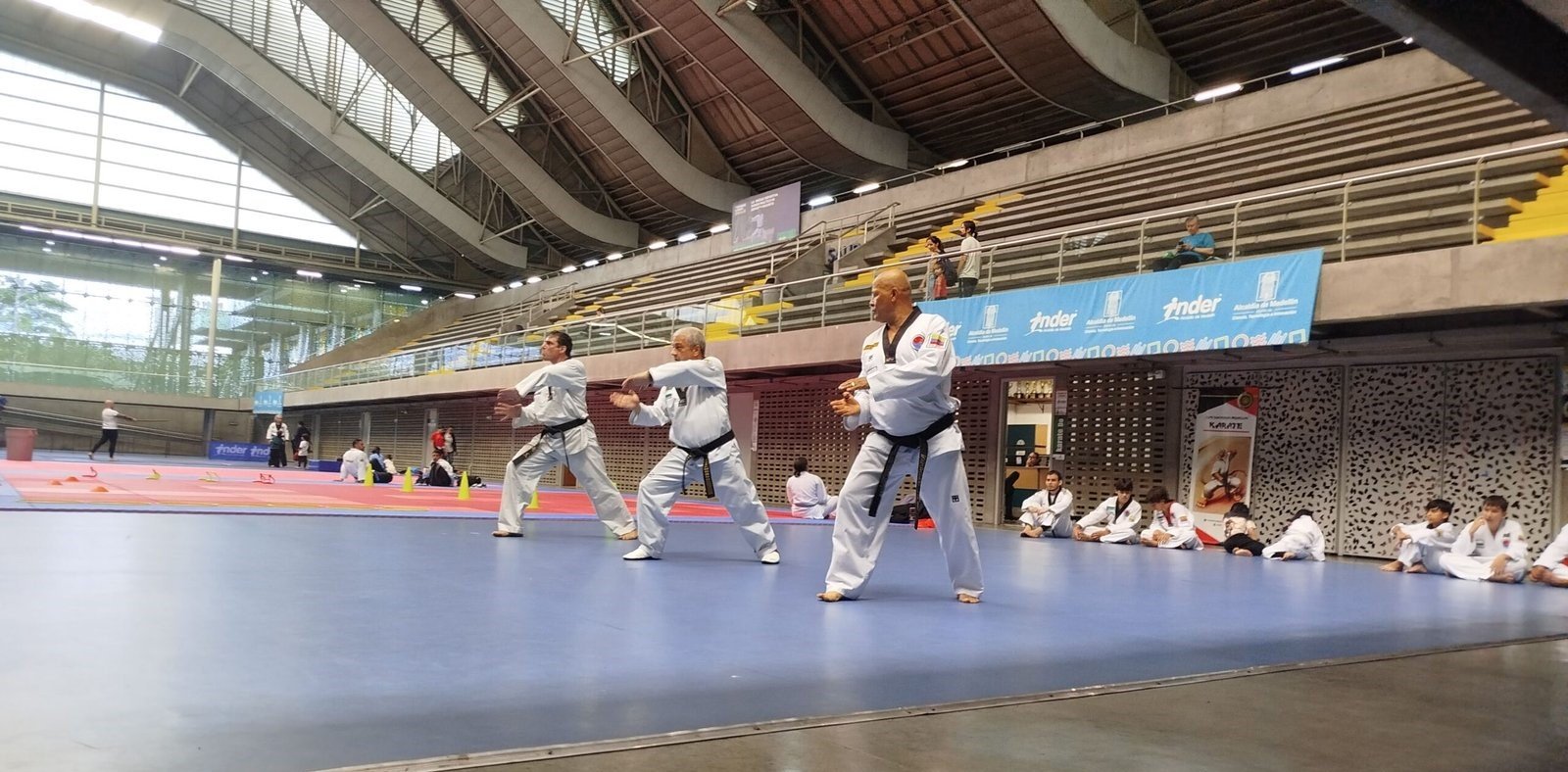 Entrenamiento de poomsae taekwondo Club Master Quint en el Coliseo INDER Medellín Antioquia